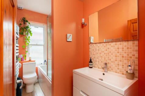 6S6AMR - Bathroom C.jpg