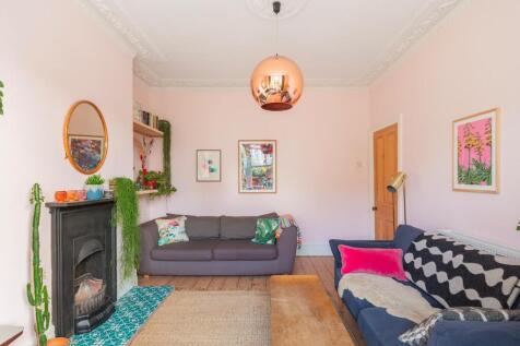 2E0RFS - Living Room B.jpg