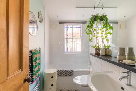 2E0RFS - Bathroom B.jpg