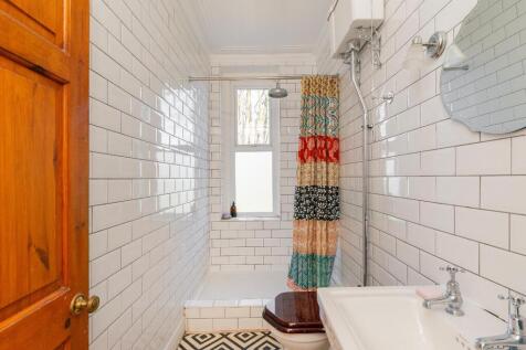 0N6AVP - Bathroom F.jpg