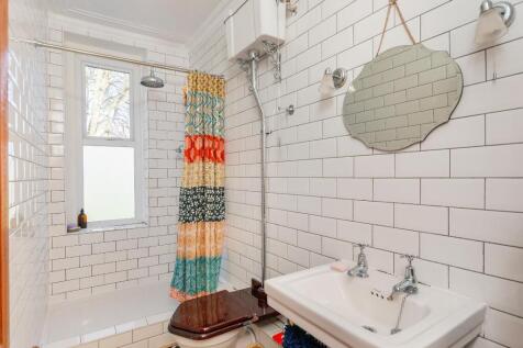 0N6AVP - Bathroom E.jpg