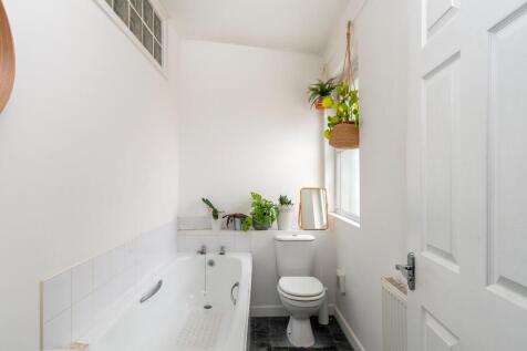1B7R4BR - Bathroom B.jpg