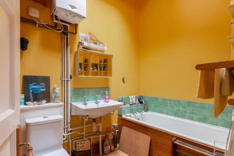 7R3RMR - Bathroom D.jpg