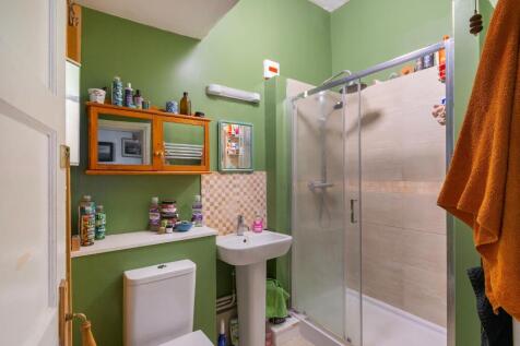 7R3RMR - Bathroom A.jpg