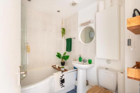 0Q2CAV - Bathroom B.jpg