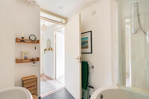 0Q2CAV - Bathroom A.jpg
