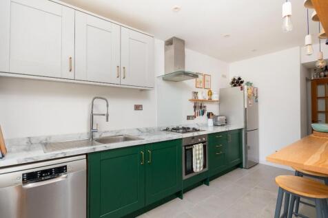 G0F3CRCM - Kitchen E.jpg