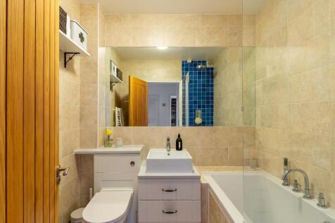 G0F3CRCM - Bathroom B.jpg