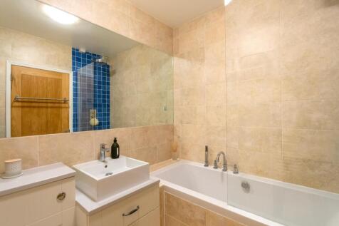 G0F3CRCM - Bathroom A.jpg