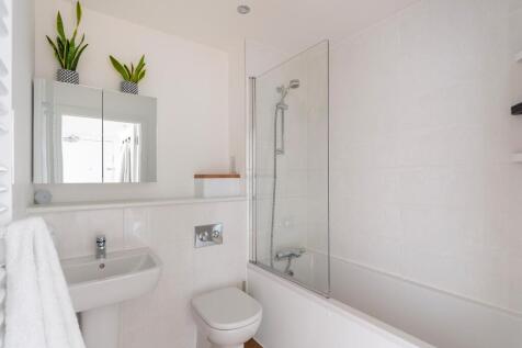 7C4HFS - Bathroom A.jpg