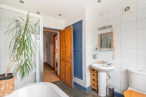 1B0H9HN - Bathroom B.jpg