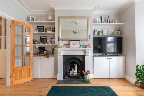 1G5SBR - Living Room A.jpg