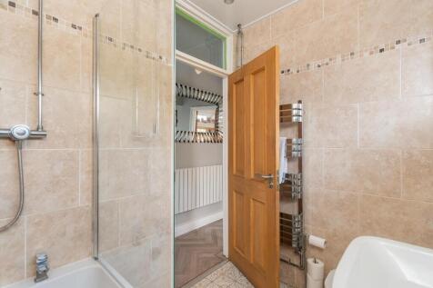 4R8DHE - Bathroom A.jpg