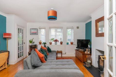 1B0R4BR - Living Room E.jpg