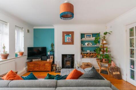 1B0R4BR - Living Room A.jpg