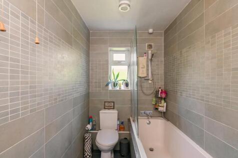 1B0R4BR - Bathroom B.jpg