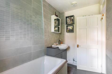 1B0R4BR - Bathroom A.jpg