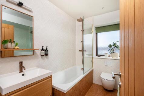 3R2MHS - Bathroom B.jpg