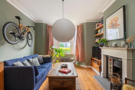 4B3REN - Living Room E.jpg