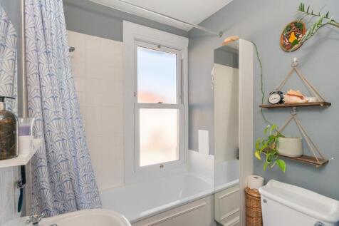 4D4RHD - Bathroom B.jpg