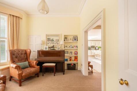 2C1RCN - Sitting Room E.jpg