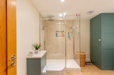 4A2RSV - Bathroom B.jpg