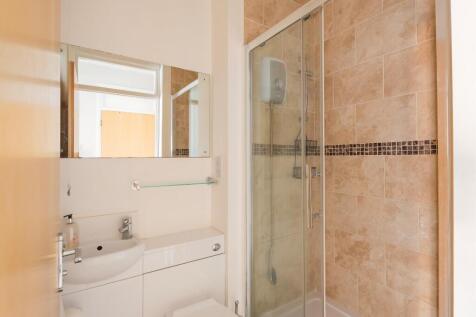 0G6CRE - Bathroom B.jpg