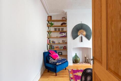 0C6REN - Living Room E.jpg