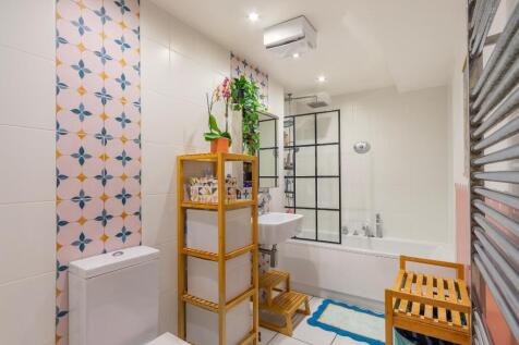 0C6SBV - Bathroom B.jpg