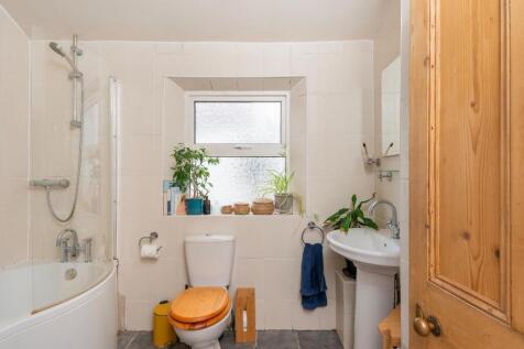 T4F0FHRKE - Bathroom C.jpg