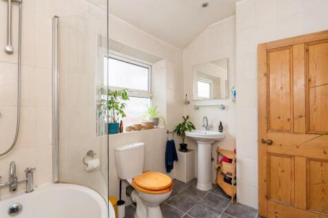 T4F0FHRKE - Bathroom A.jpg