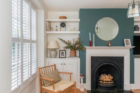 1B0R8WE - Living Room C.jpg