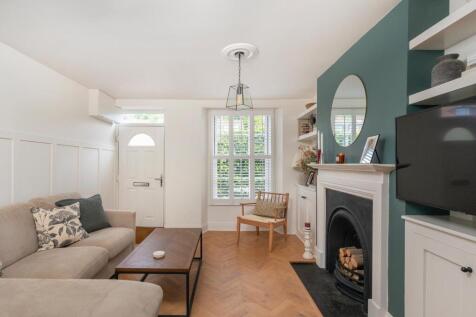 1B0R8WE - Living Room E.jpg