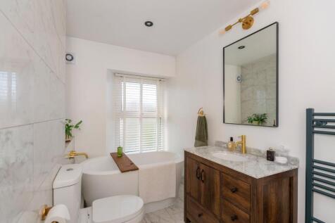 1B0R8WE - Bathroom B.jpg