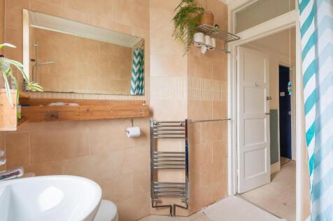8C6REN - Bathroom A.jpg