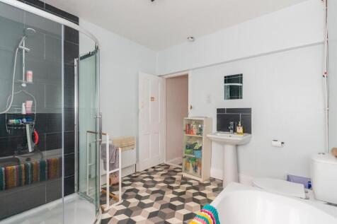 8D6RWH - Bathroom B.jpg