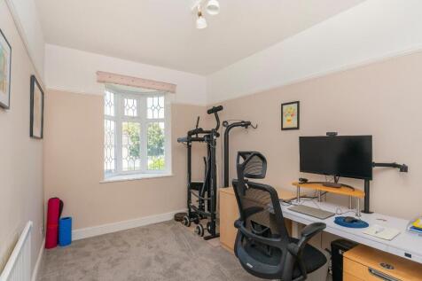 1H0V8HE - Bedroom K.jpg