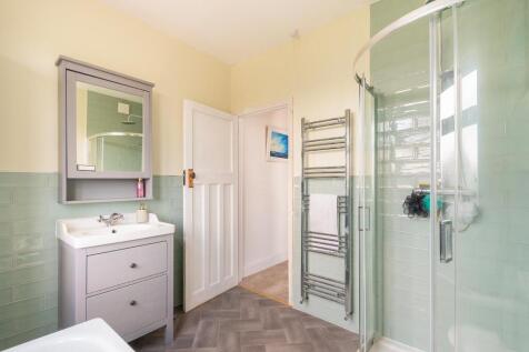 1H0V8HE - Bathroom A.jpg