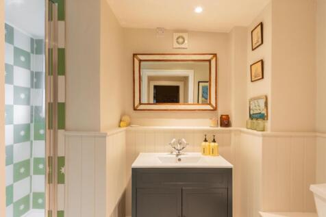 G0F2WPCN - Bathroom B.jpg