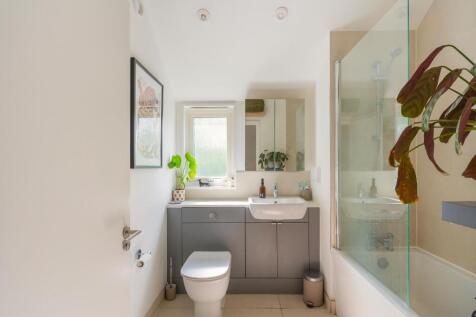 0L1WKE - Bathroom B.jpg