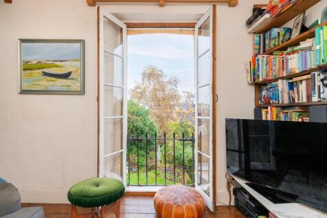 4U0CPMR - Living Room A.jpg