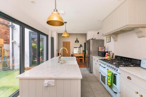 2B5PTN - Kitchen C.jpg