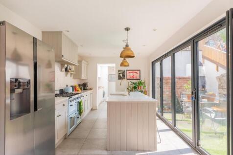 2B5PTN - Kitchen D.jpg