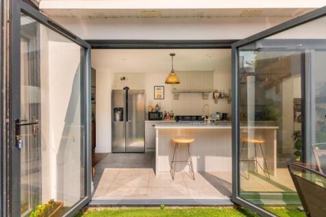 2B5PTN - Kitchen A.jpg