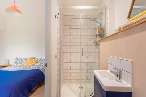 0V7STN - Ensuite A.jpg