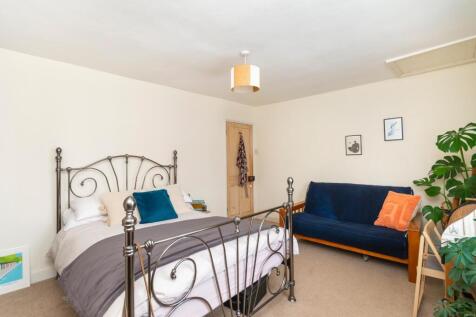 ECARRETTESREMOS5 - Bedroom B.jpg