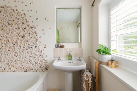 ECARRETTESREMOS5 - Bathroom B.jpg