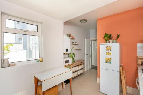 G3BF5RBN - Kitchen A.jpg