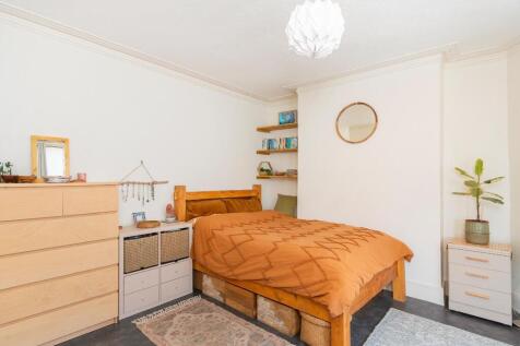 G3BF5RBN - Bedroom D.jpg