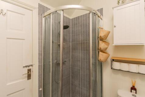 G3BF5RBN - Bathroom B.jpg